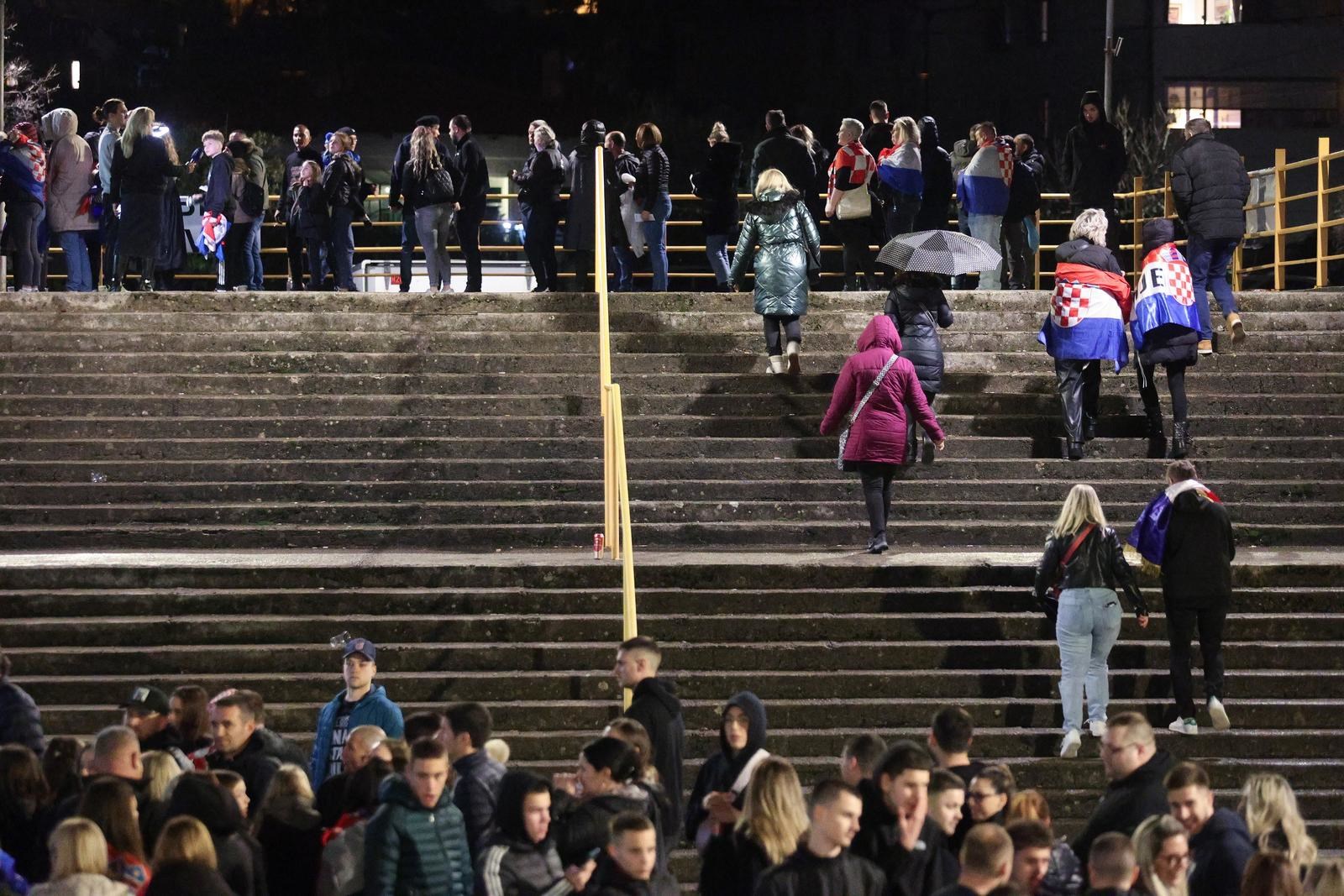 FOTO Thompson nastupa u Rijeci. Na ulazima se stvarale gužve, neki su palili baklje