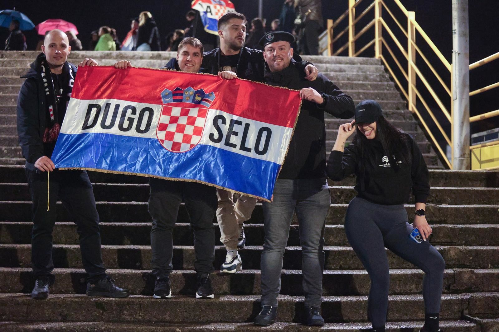 FOTO Thompson nastupa u Rijeci. Na ulazima se stvarale gužve, neki su palili baklje