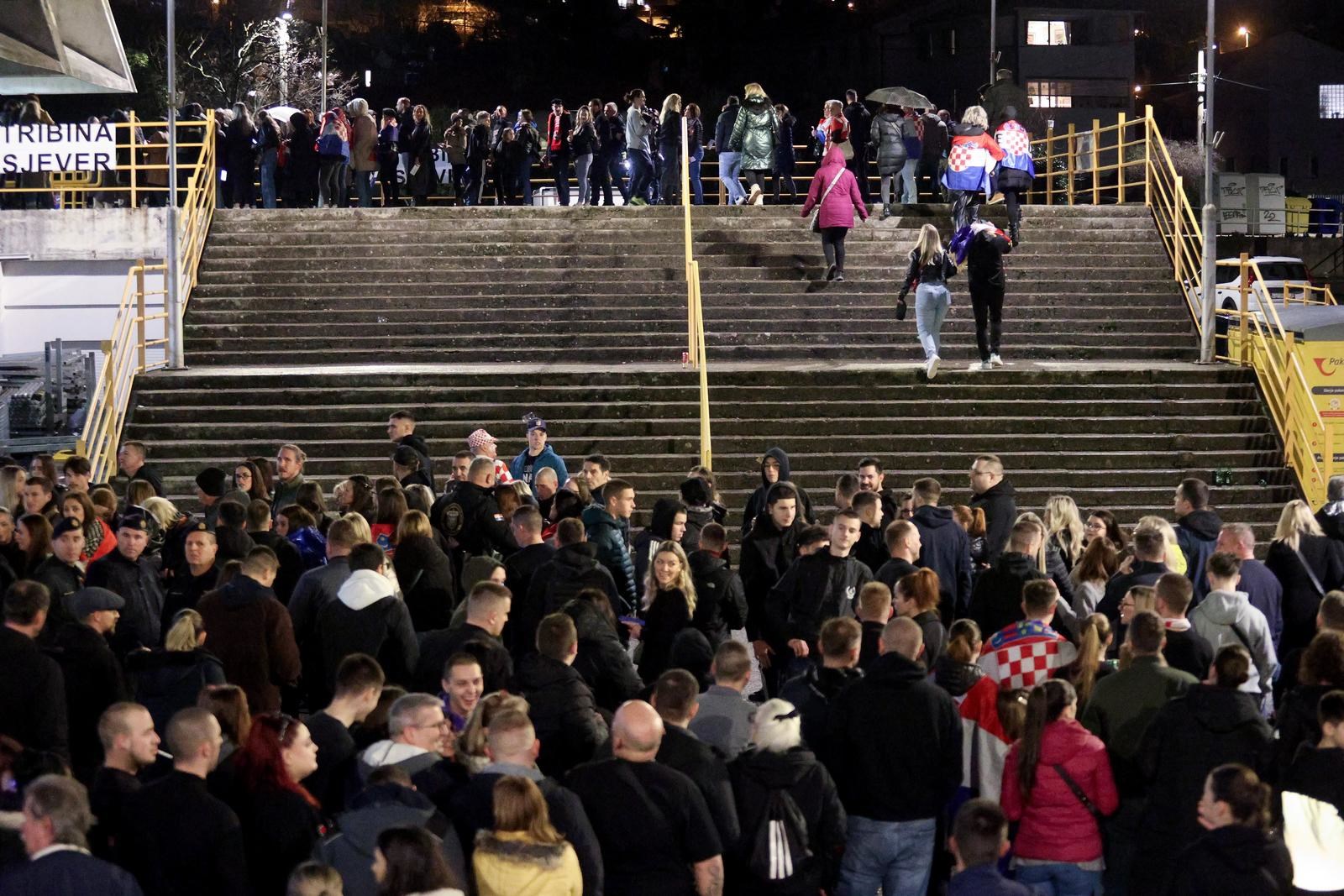 FOTO Thompson nastupa u Rijeci. Na ulazima se stvarale gužve, neki su palili baklje