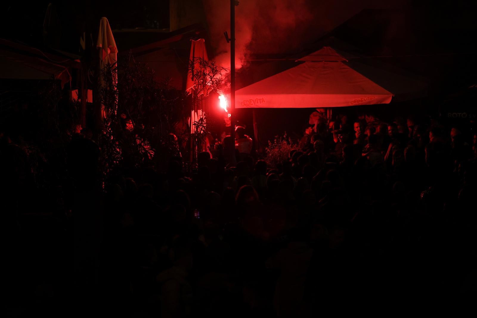 FOTO Thompson nastupa u Rijeci. Na ulazima se stvarale gužve, neki su palili baklje