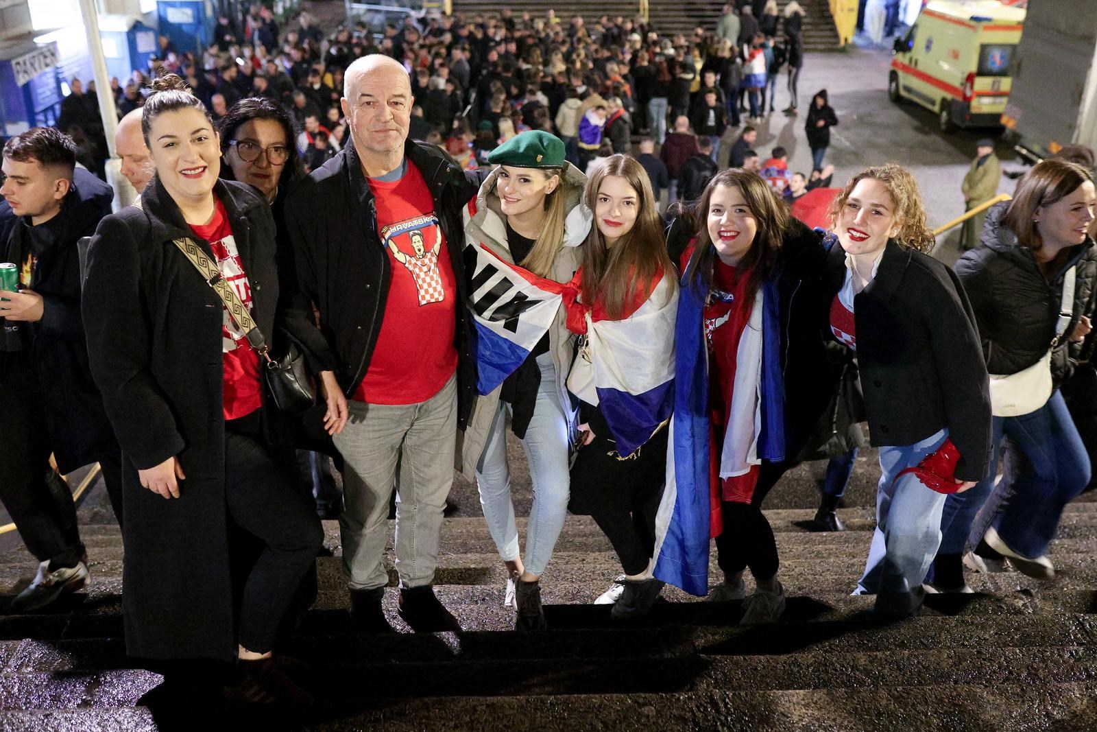 FOTO Thompson nastupa u Rijeci. Na ulazima se stvarale gužve, neki su palili baklje