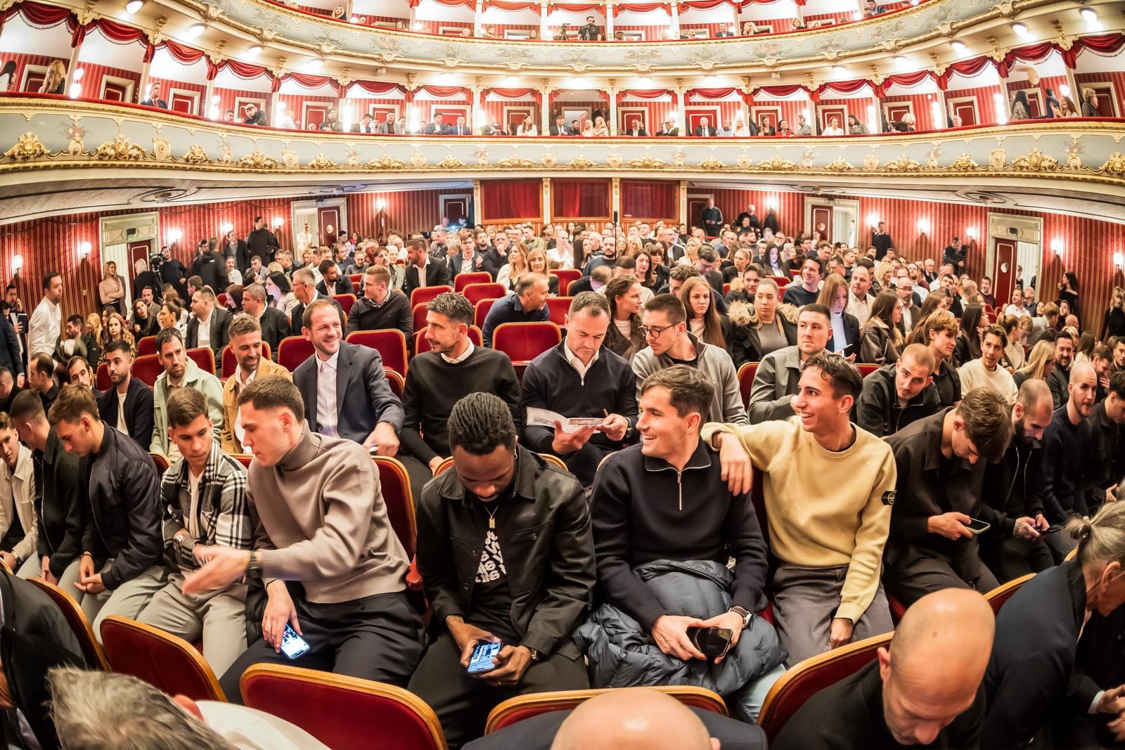 Livaja i ostatak prve momčadi bili na premijeri Kraljice lopte u HNK