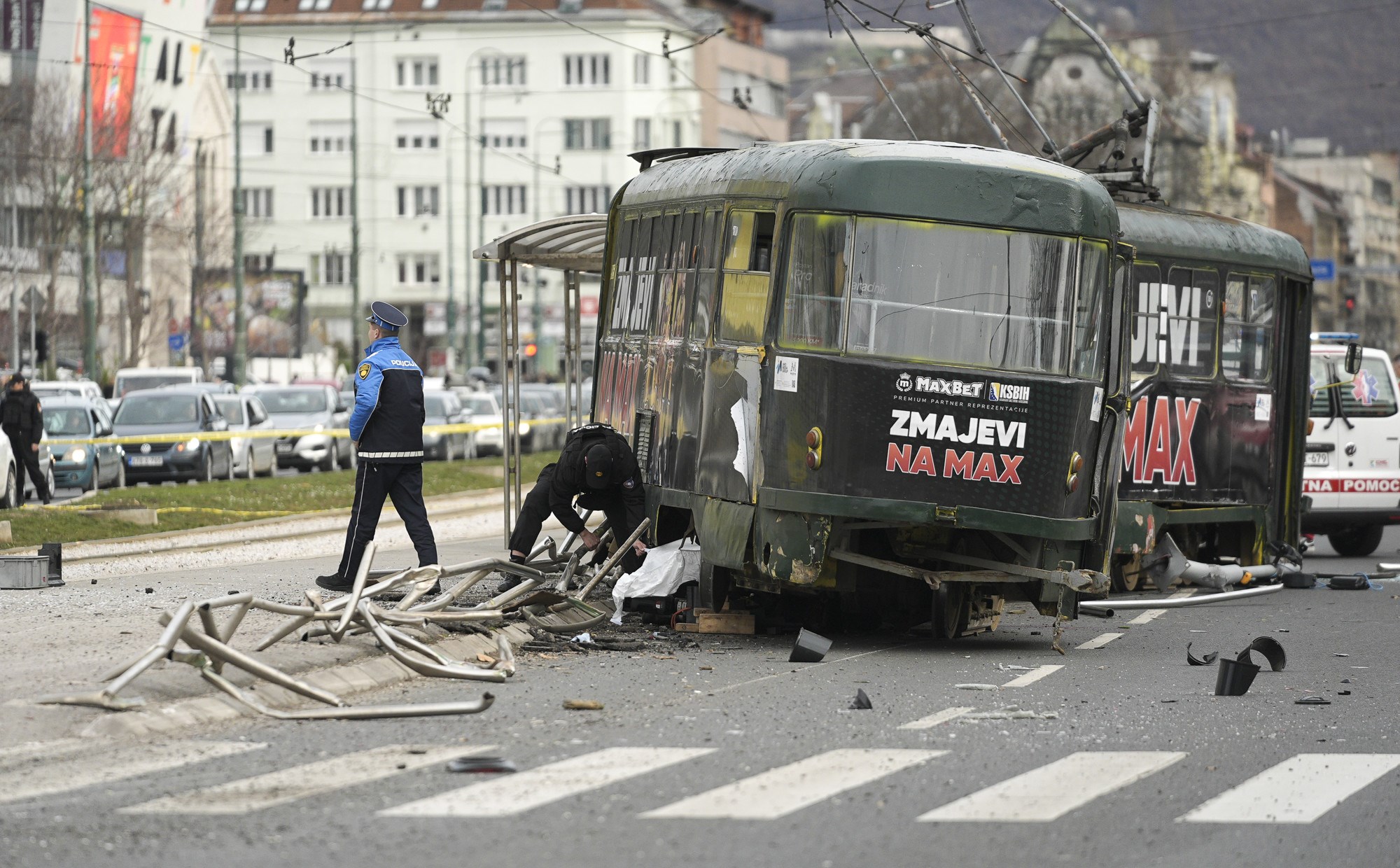 Tramvaj izletio s tračnica u Sarajevu. Jedna osoba mrtva, djevojci amputirali nogu