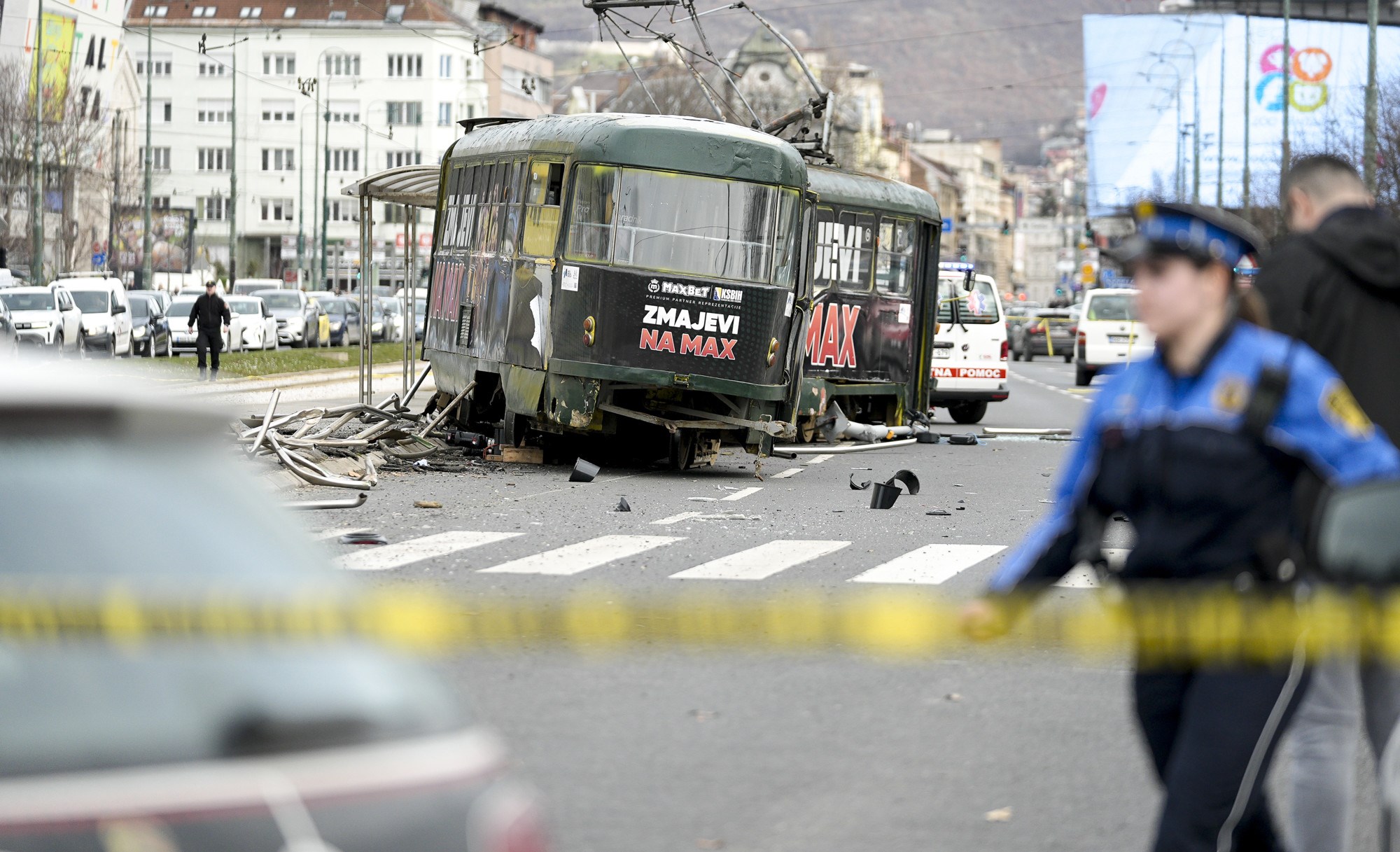 Tramvaj izletio s tračnica u Sarajevu. Jedna osoba mrtva, djevojci amputirali nogu