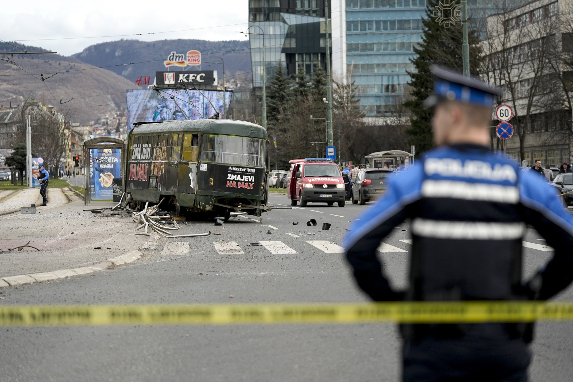 Tramvaj izletio s tračnica u Sarajevu. Jedna osoba mrtva, djevojci amputirali nogu