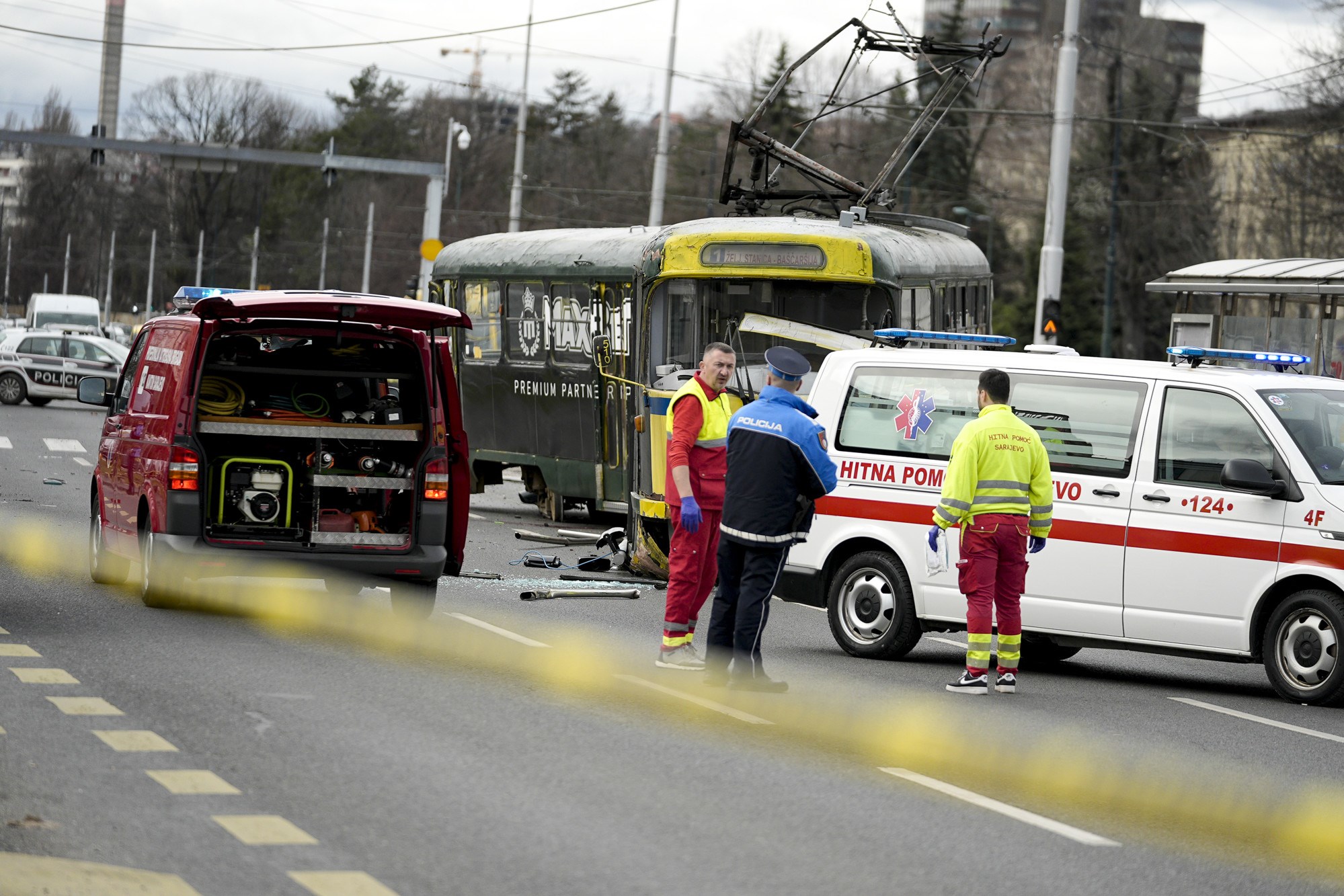 Tramvaj izletio s tračnica u Sarajevu. Jedna osoba mrtva, djevojci amputirali nogu