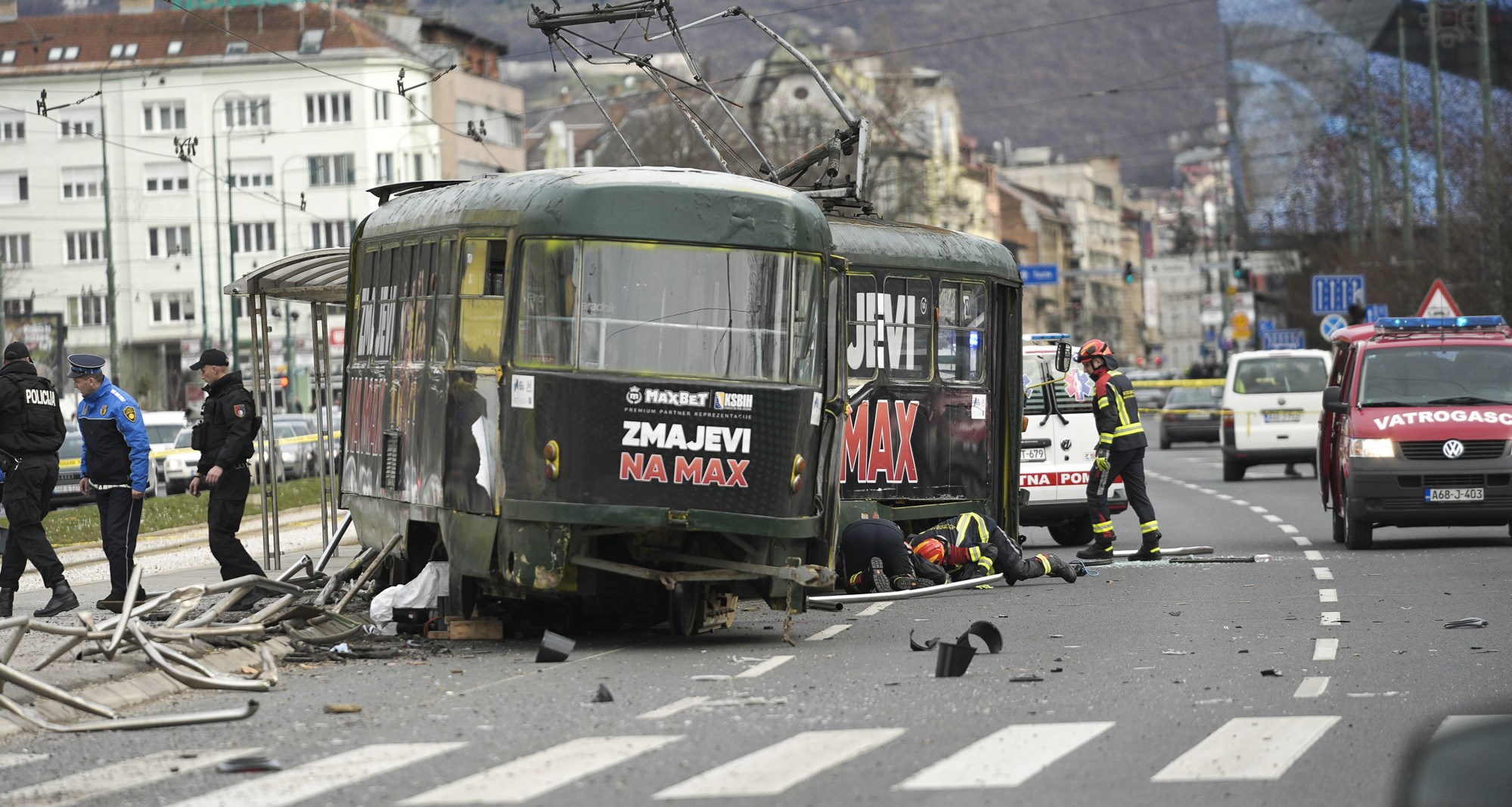 Tramvaj izletio s tračnica u Sarajevu. Jedna osoba mrtva, djevojci amputirali nogu