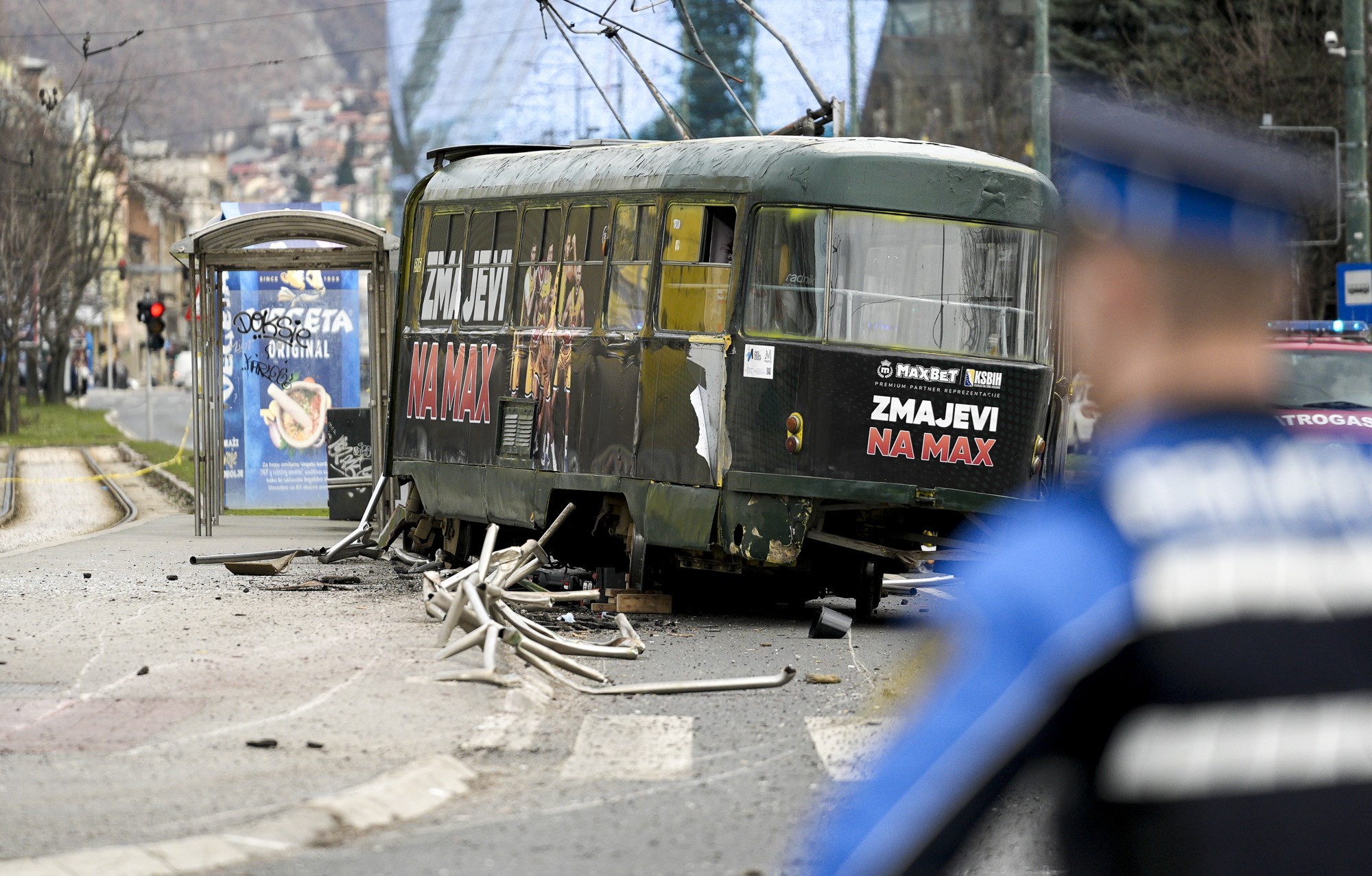 Tramvaj izletio s tračnica u Sarajevu. Jedna osoba mrtva, djevojci amputirali nogu