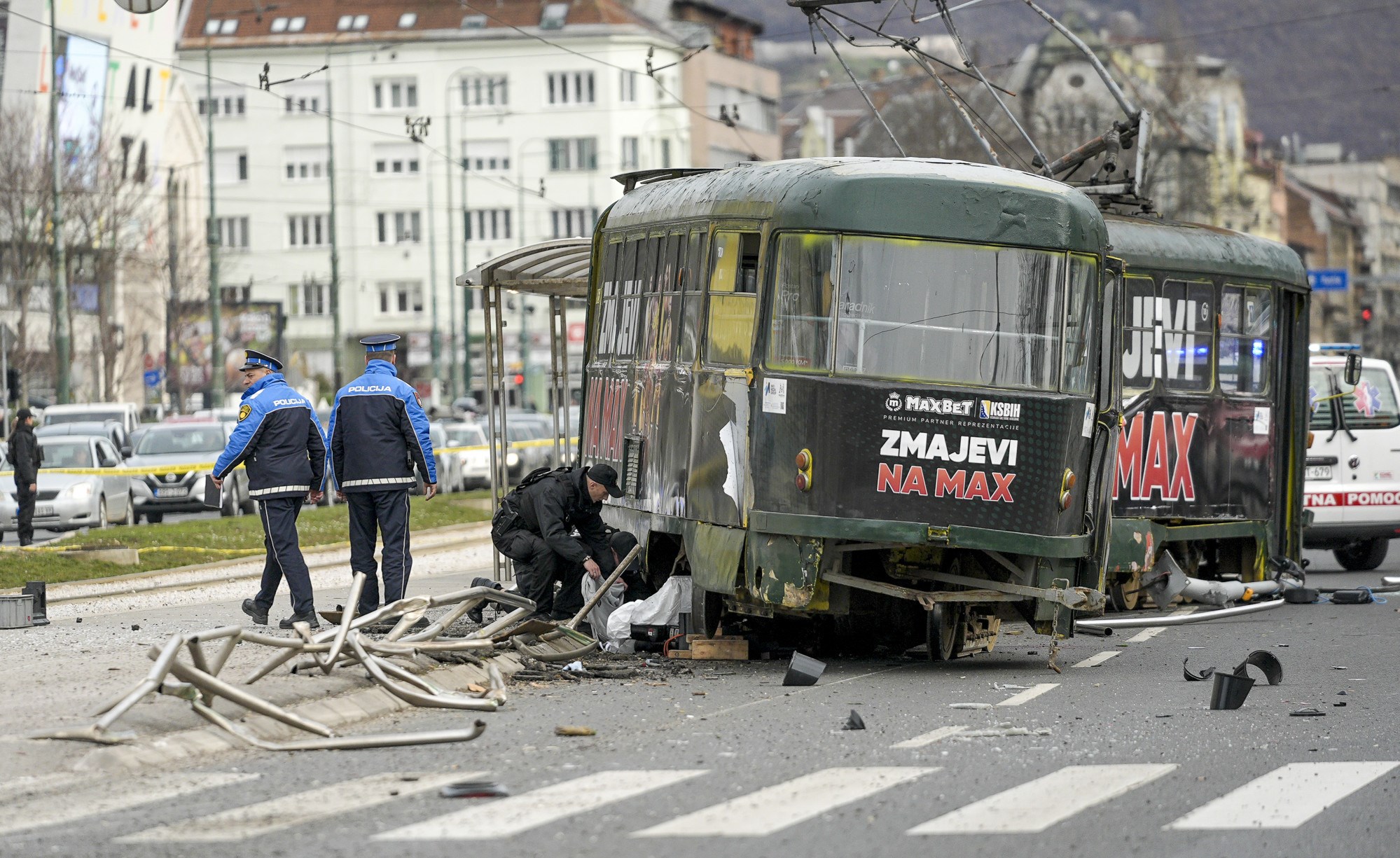 Tramvaj izletio s tračnica u Sarajevu. Jedna osoba mrtva, djevojci amputirali nogu