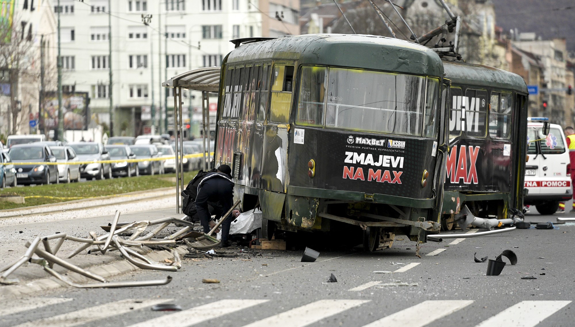 Tramvaj izletio s tračnica u Sarajevu. Jedna osoba mrtva, djevojci amputirali nogu