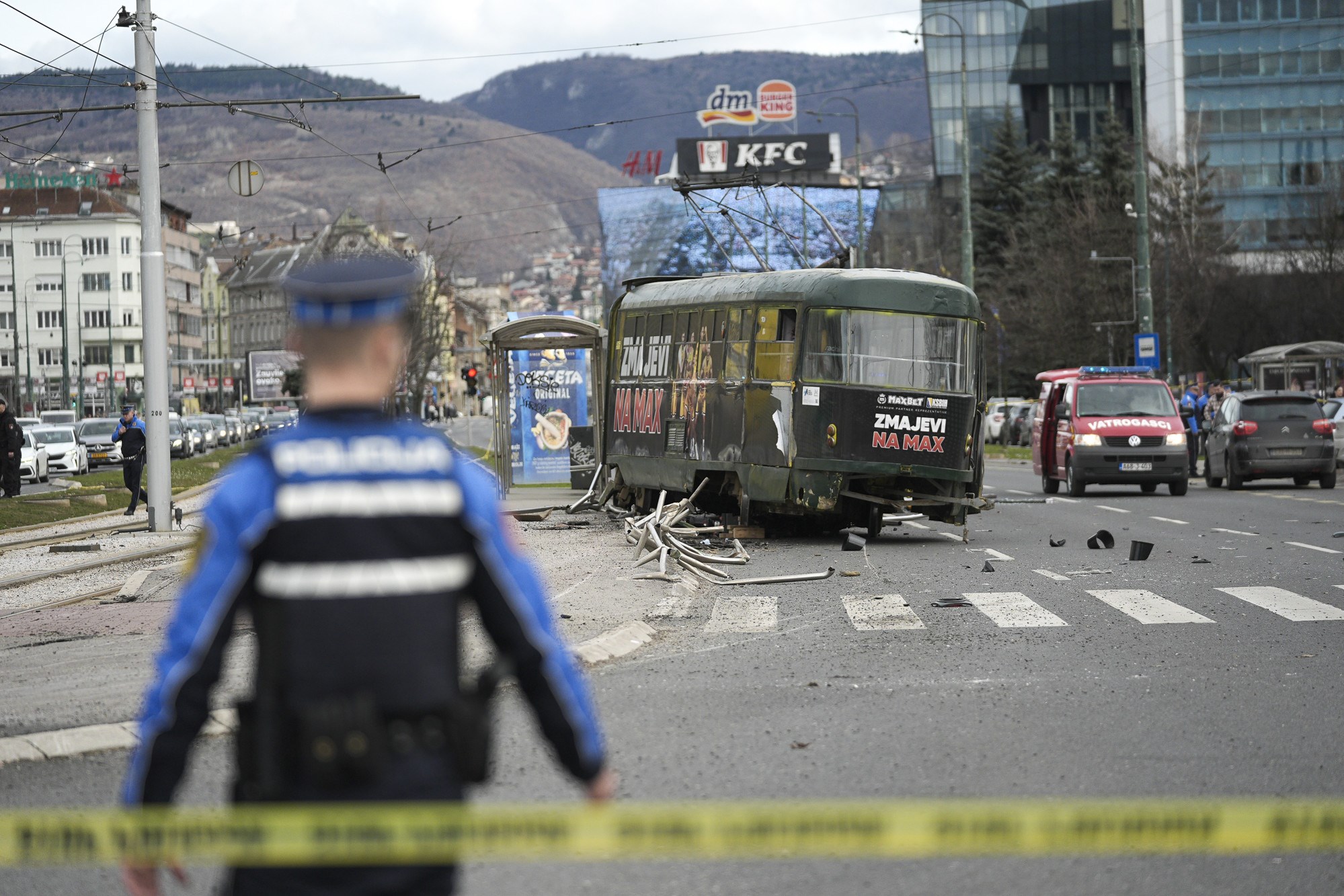 Tramvaj izletio s tračnica u Sarajevu. Jedna osoba mrtva, djevojci amputirali nogu
