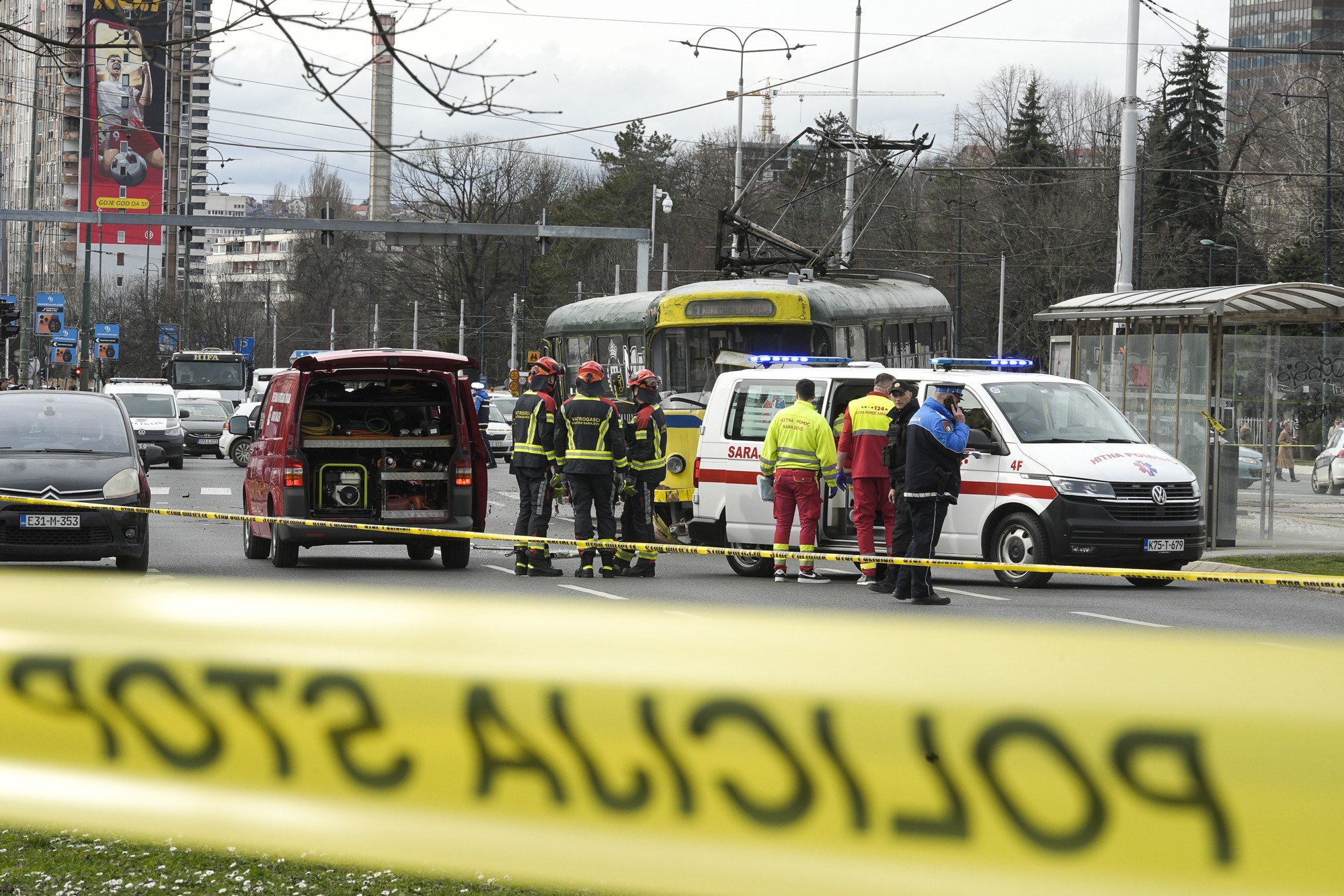 Tramvaj izletio s tračnica u Sarajevu. Jedna osoba mrtva, djevojci amputirali nogu