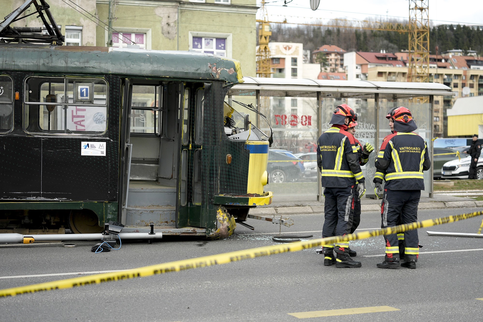 Tramvaj izletio s tračnica u Sarajevu. Jedna osoba mrtva, djevojci amputirali nogu