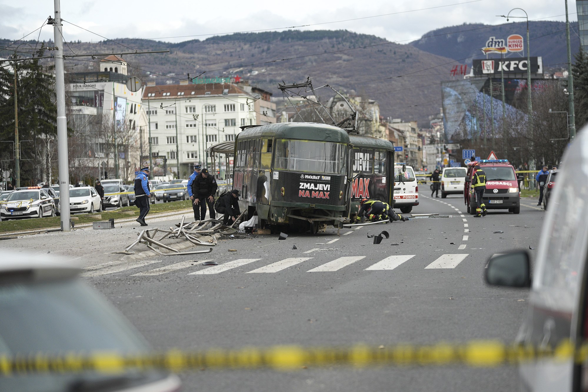 Tramvaj izletio s tračnica u Sarajevu. Jedna osoba mrtva, djevojci amputirali nogu