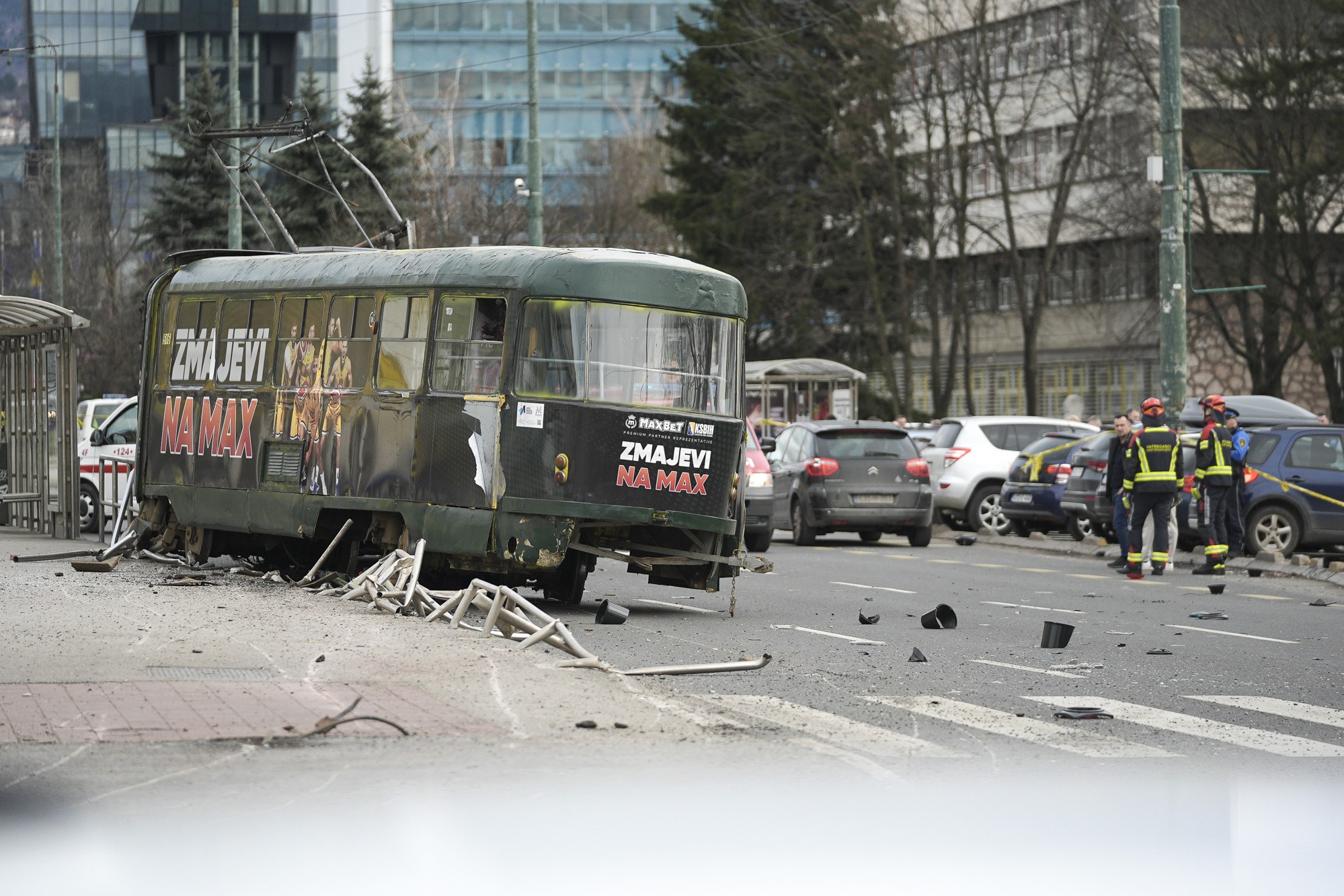 Tramvaj izletio s tračnica u Sarajevu. Jedna osoba mrtva, djevojci amputirali nogu