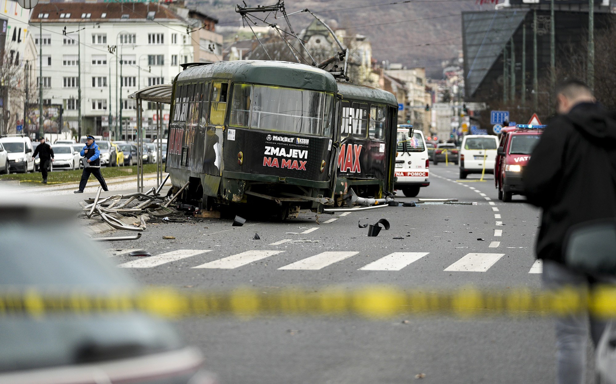 Tramvaj izletio s tračnica u Sarajevu. Jedna osoba mrtva, djevojci amputirali nogu