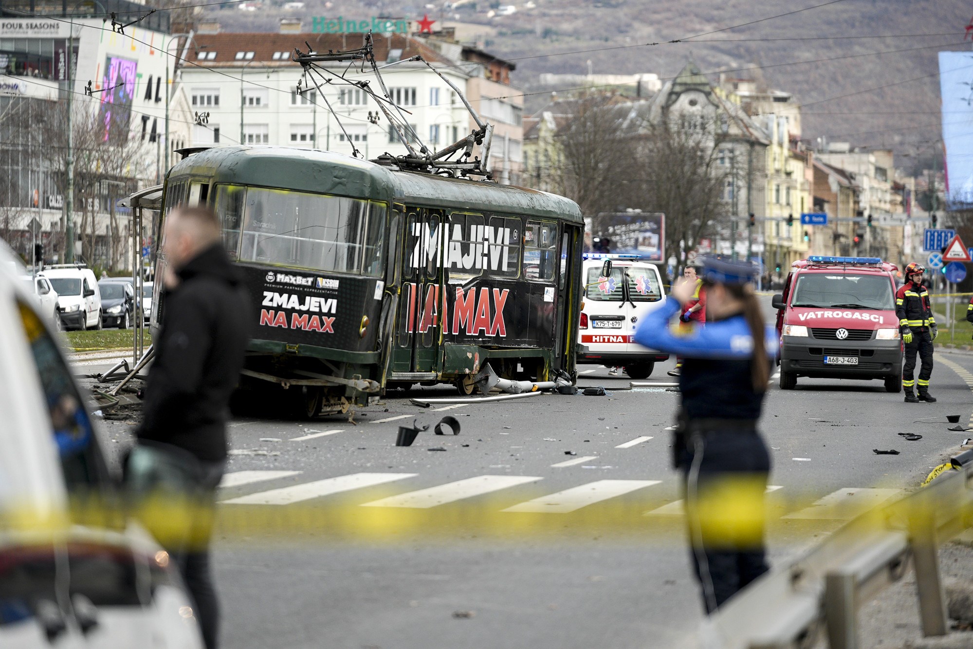 Tramvaj izletio s tračnica u Sarajevu. Jedna osoba mrtva, djevojci amputirali nogu