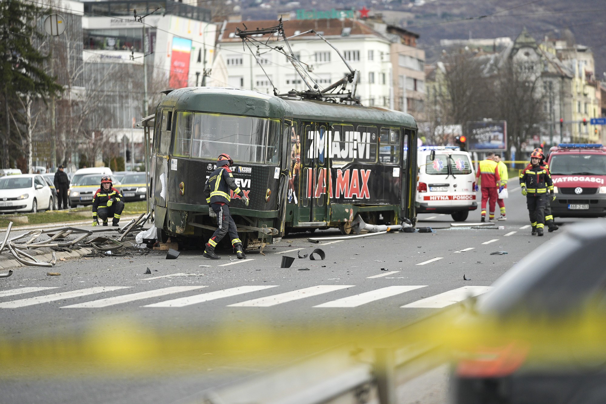 Tramvaj izletio s tračnica u Sarajevu. Jedna osoba mrtva, djevojci amputirali nogu