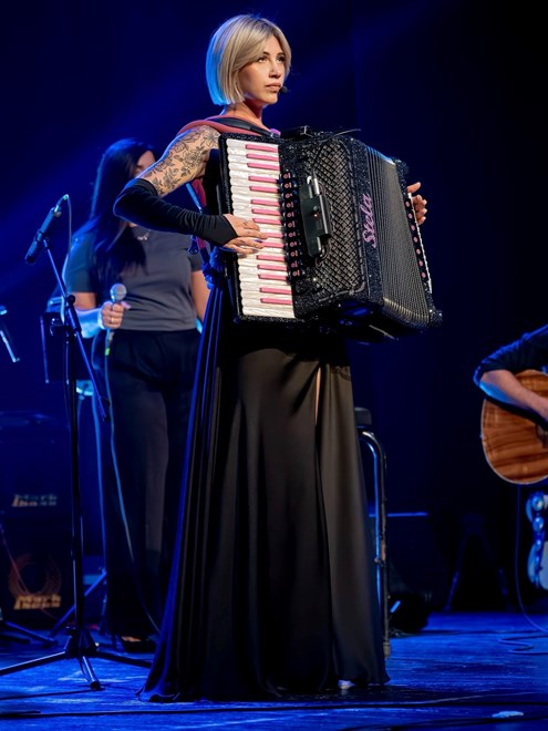 Stela Rade, Harmonikom po svijetu