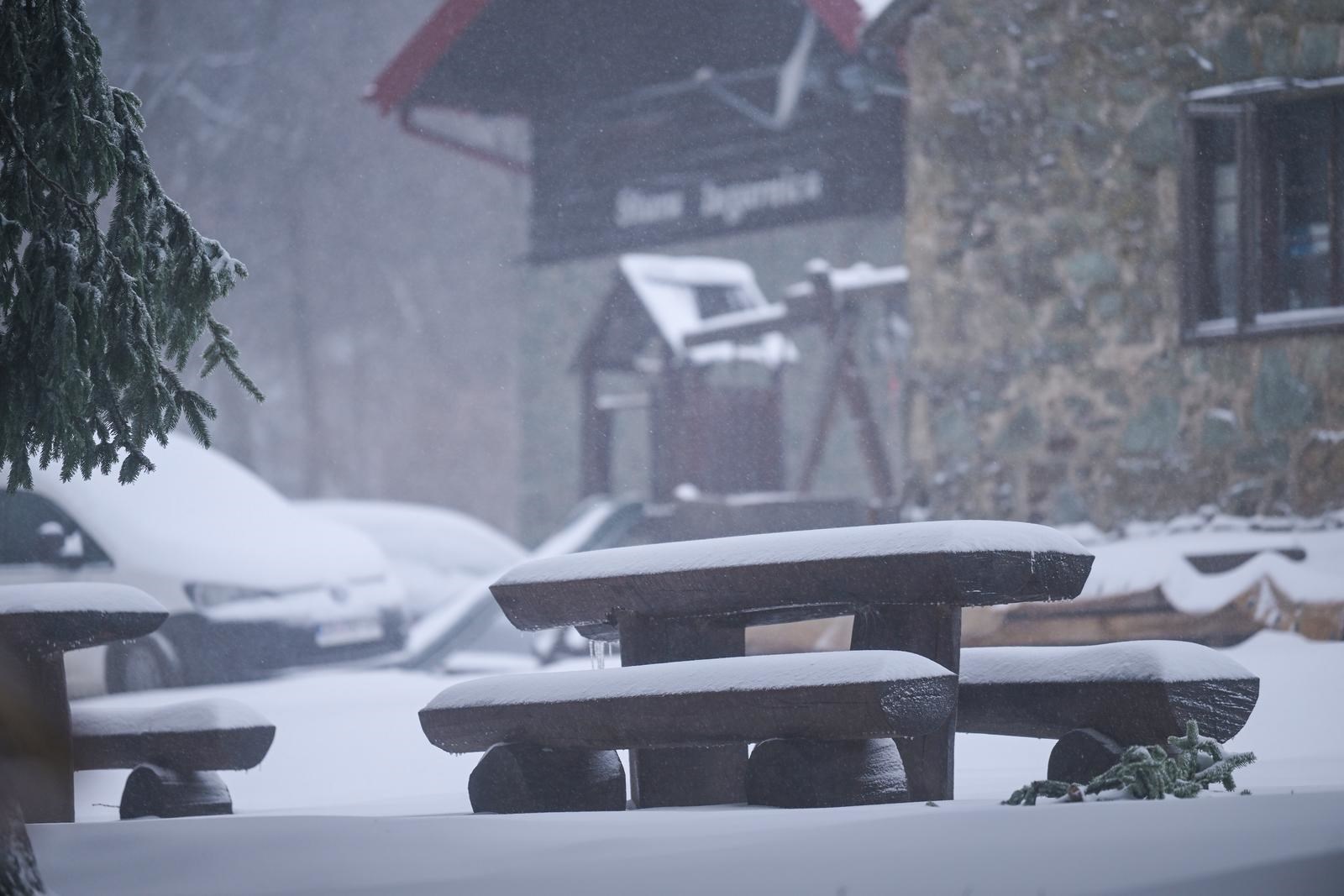 FOTO Na Sljemenu je pao snijeg