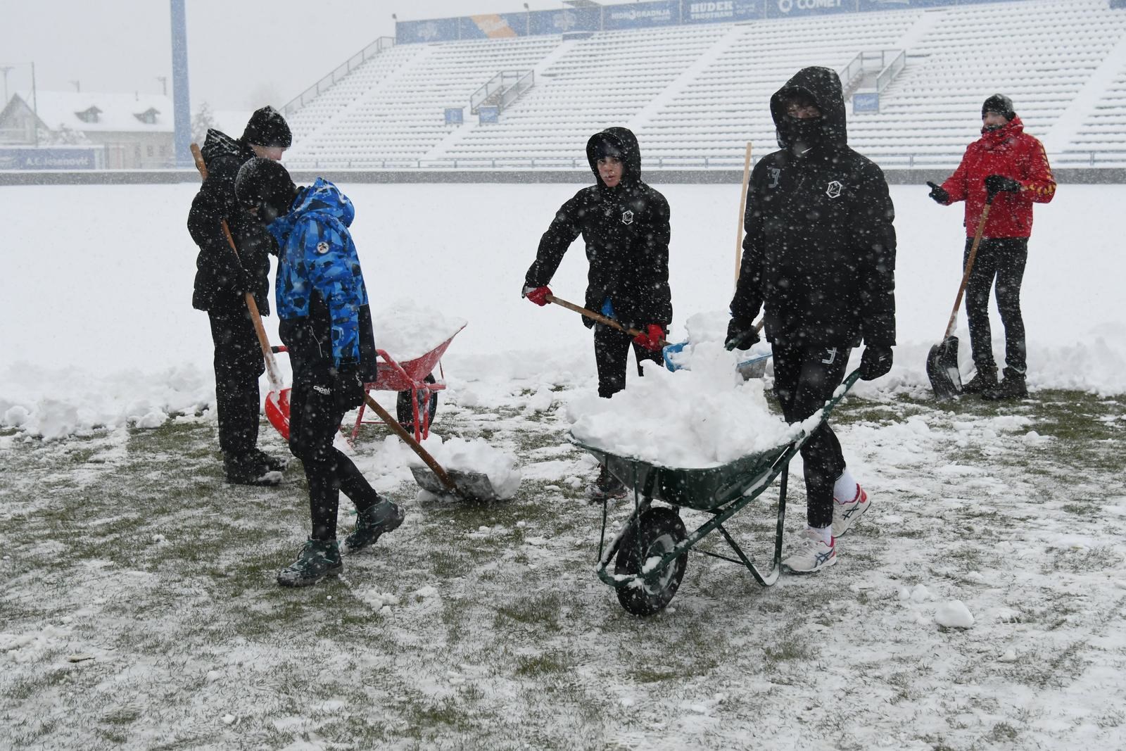 Pogledajte kako su navijači u Varaždinu očistili snijeg pred utakmicu s Dinamom