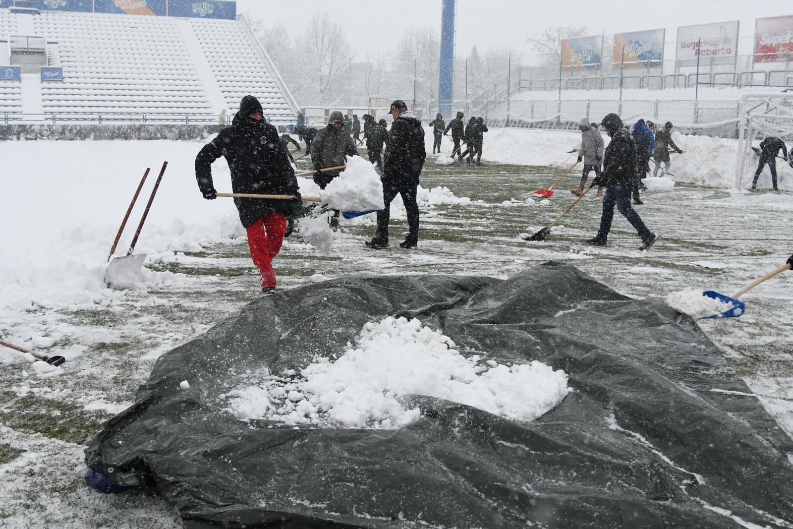 Pogledajte kako su navijači u Varaždinu očistili snijeg pred utakmicu s Dinamom
