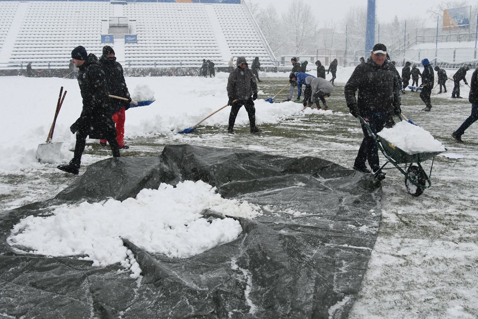 Pogledajte kako su navijači u Varaždinu očistili snijeg pred utakmicu s Dinamom