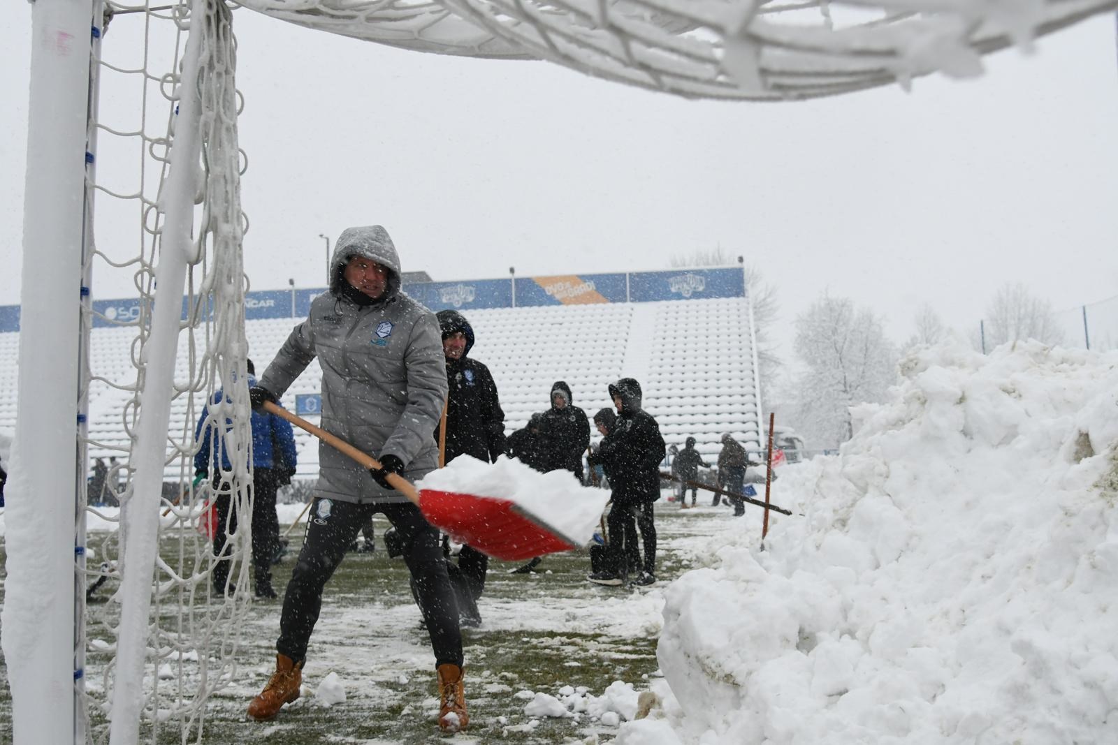 Pogledajte kako su navijači u Varaždinu očistili snijeg pred utakmicu s Dinamom
