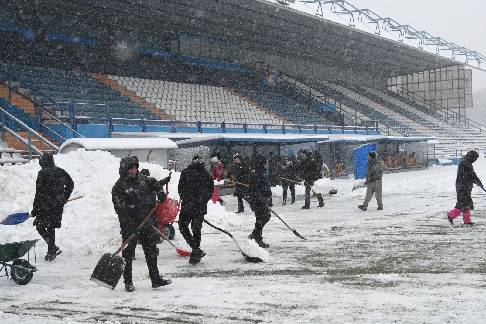 Pogledajte kako su navijači u Varaždinu očistili snijeg pred utakmicu s Dinamom
