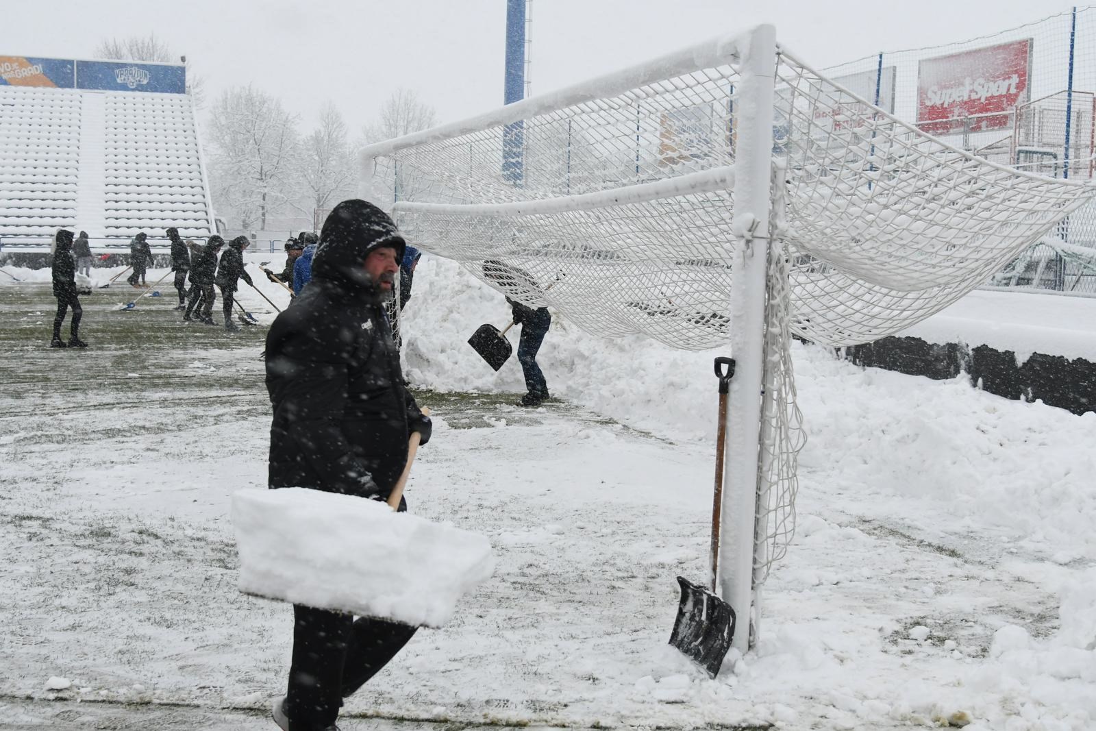 Pogledajte kako su navijači u Varaždinu očistili snijeg pred utakmicu s Dinamom
