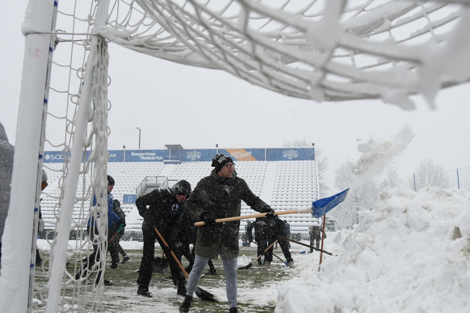 Pogledajte kako su navijači u Varaždinu očistili snijeg pred utakmicu s Dinamom