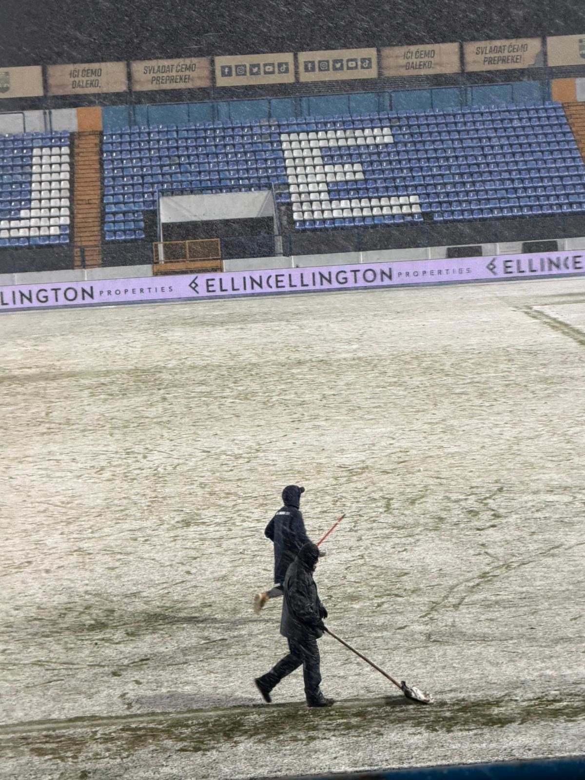 FOTO Utakmica u Osijeku prekinuta zbog snijega. Čistili ga metlama i strojem