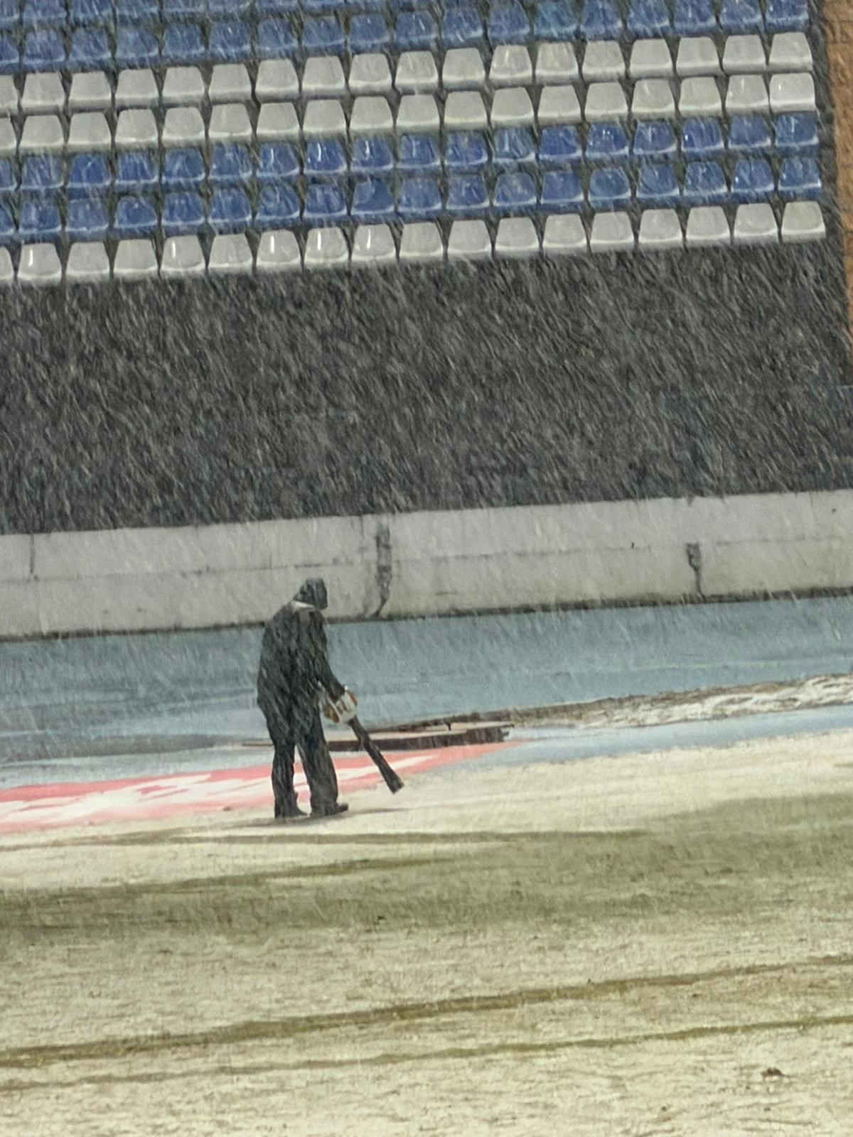 FOTO Utakmica u Osijeku prekinuta zbog snijega. Čistili ga metlama i strojem