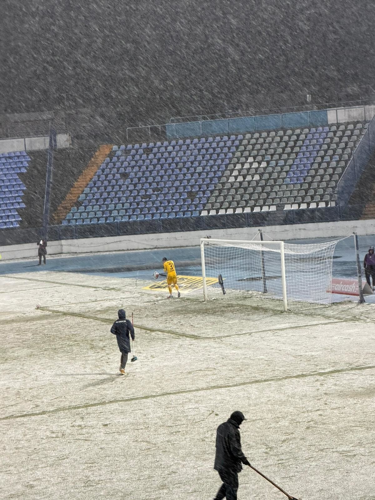 FOTO Utakmica u Osijeku prekinuta zbog snijega. Čistili ga metlama i strojem