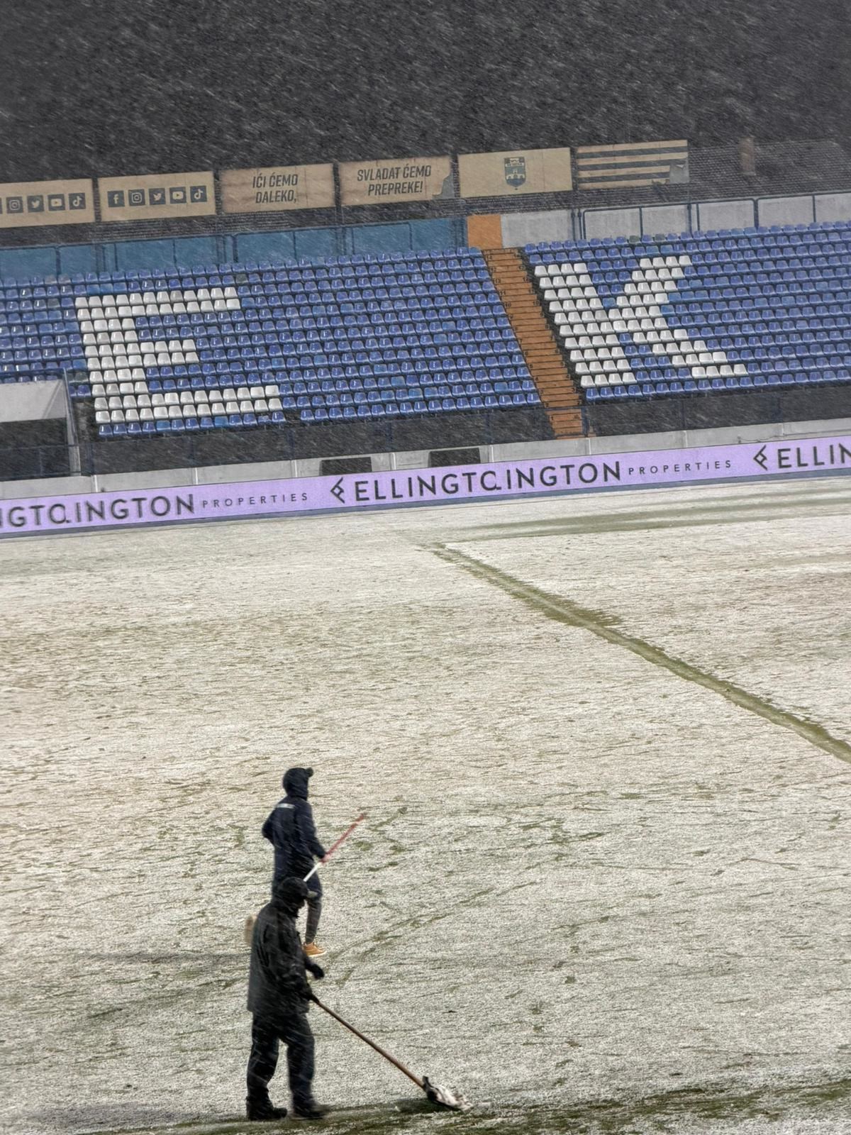 FOTO Utakmica u Osijeku prekinuta zbog snijega. Čistili ga metlama i strojem