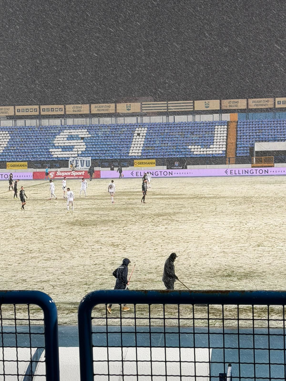 FOTO Utakmica u Osijeku prekinuta zbog snijega. Čistili ga metlama i strojem