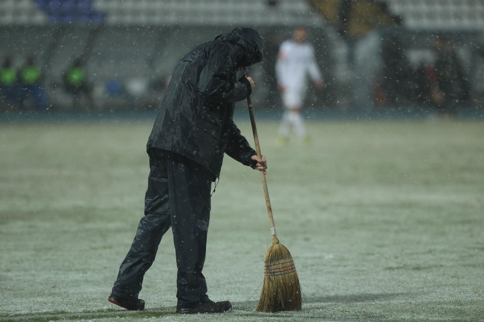 FOTO Utakmica u Osijeku prekinuta zbog snijega. Čistili ga metlama i strojem