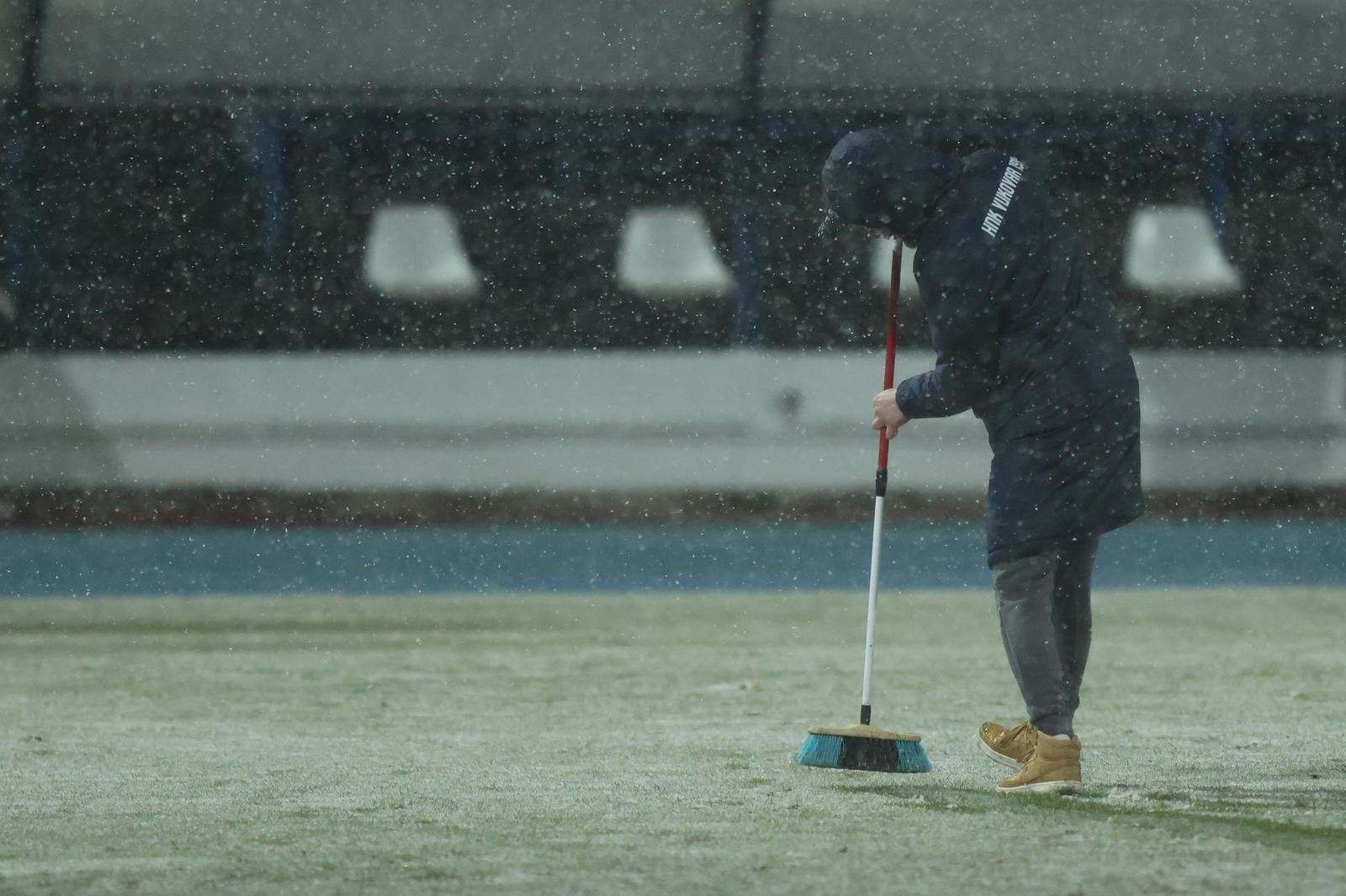 FOTO Utakmica u Osijeku prekinuta zbog snijega. Čistili ga metlama i strojem