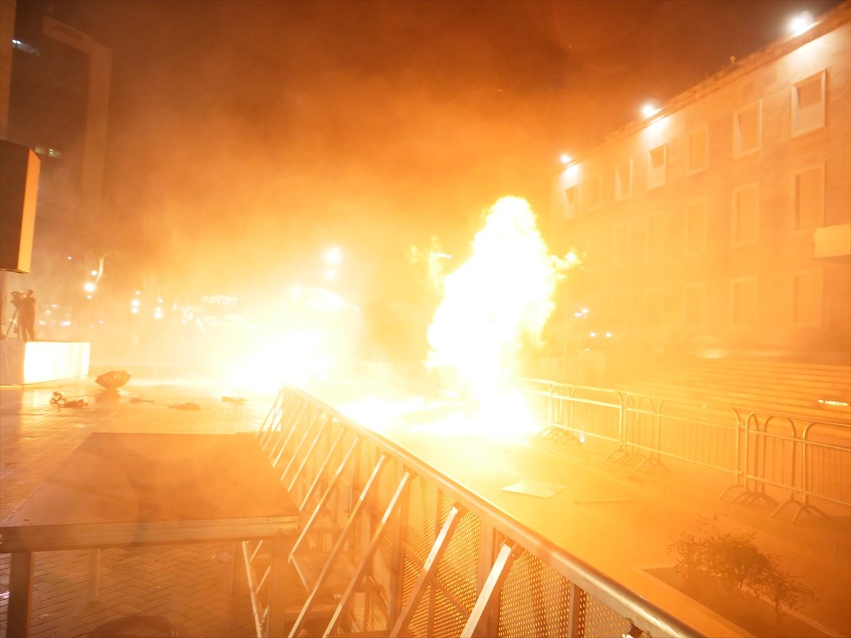 Nasilni prosvjedi u Albaniji. Molotovljevim koktelima gađali zgradu vlade