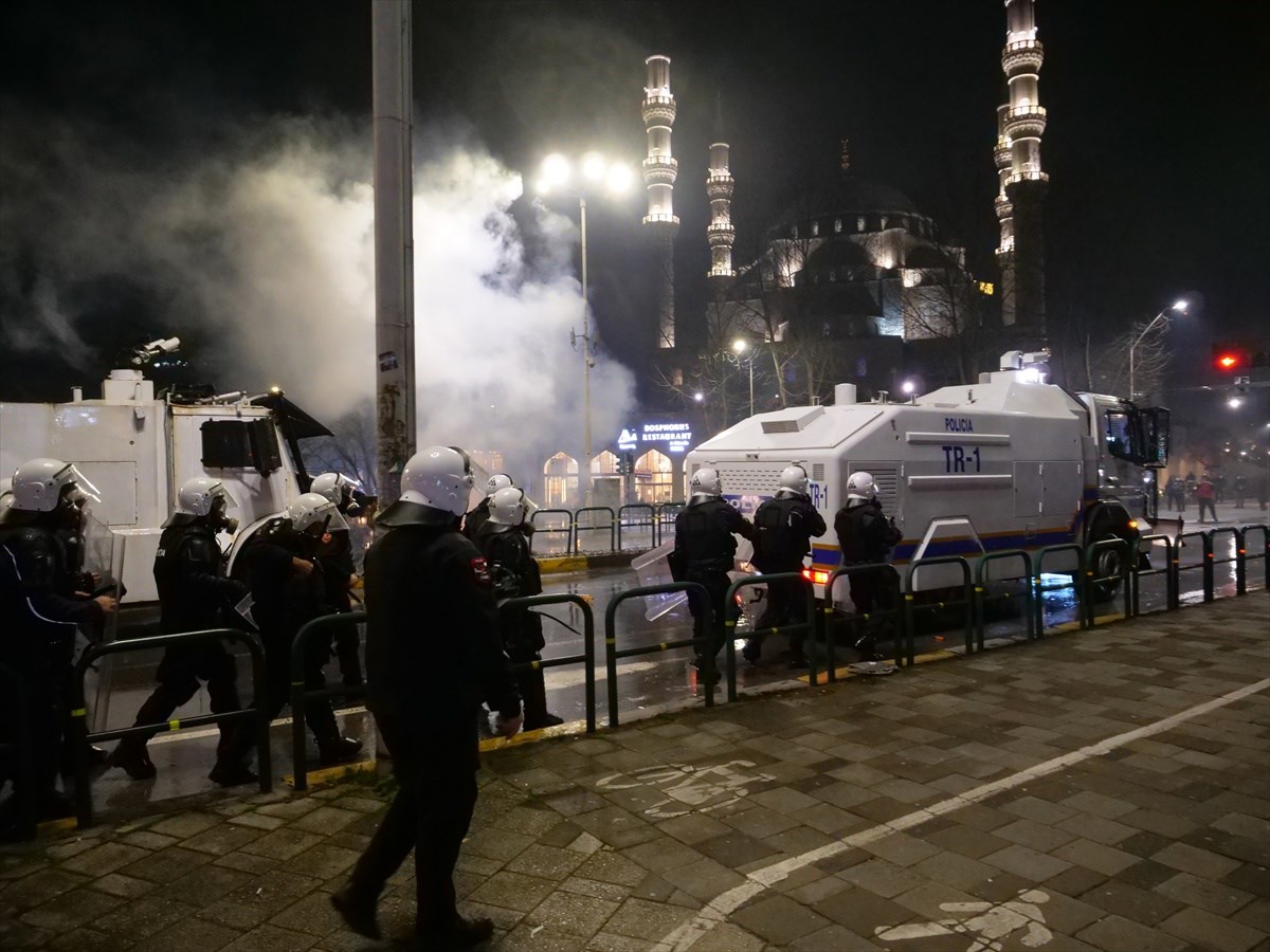 Nasilni prosvjedi u Albaniji. Molotovljevim koktelima gađali zgradu vlade