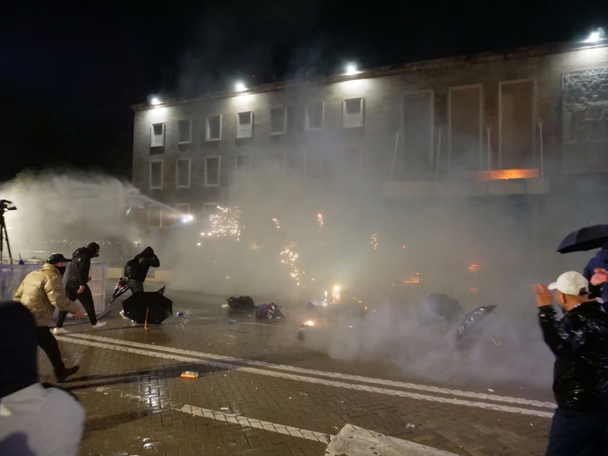 Nasilni prosvjedi u Albaniji. Molotovljevim koktelima gađali zgradu vlade