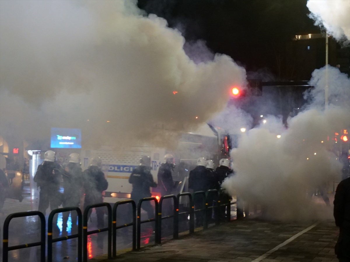 Nasilni prosvjedi u Albaniji. Molotovljevim koktelima gađali zgradu vlade