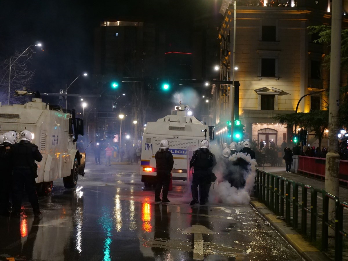 Nasilni prosvjedi u Albaniji. Molotovljevim koktelima gađali zgradu vlade