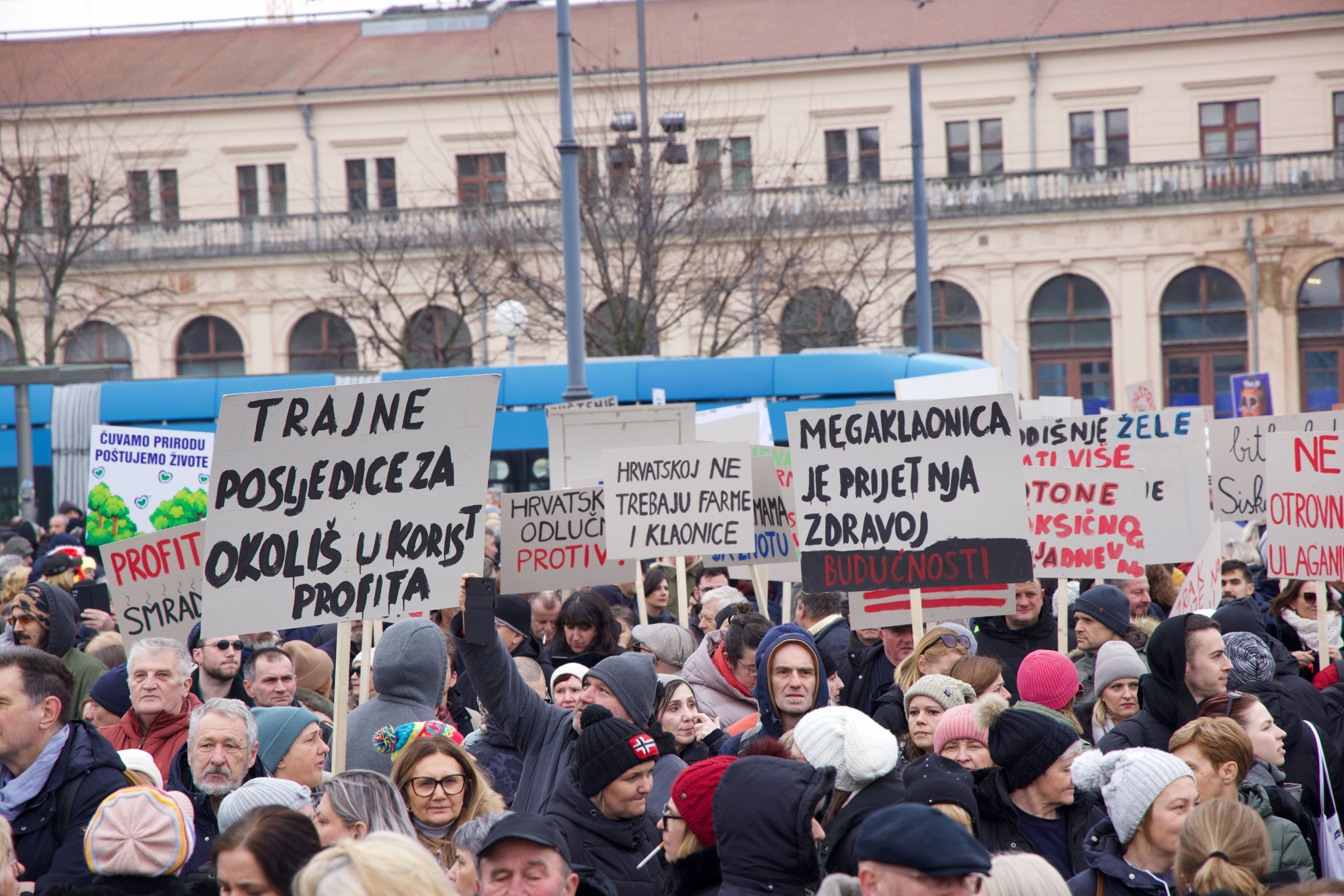 U Zagrebu prosvjed protiv sisačke farme pilića. "Ne pilićarskoj eko bombi"
