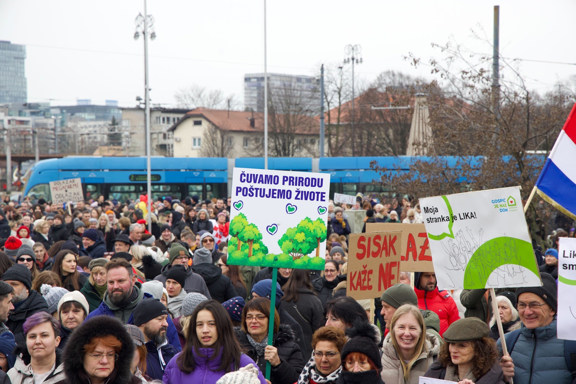 U Zagrebu prosvjed protiv sisačke farme pilića. "Ne pilićarskoj eko bombi"