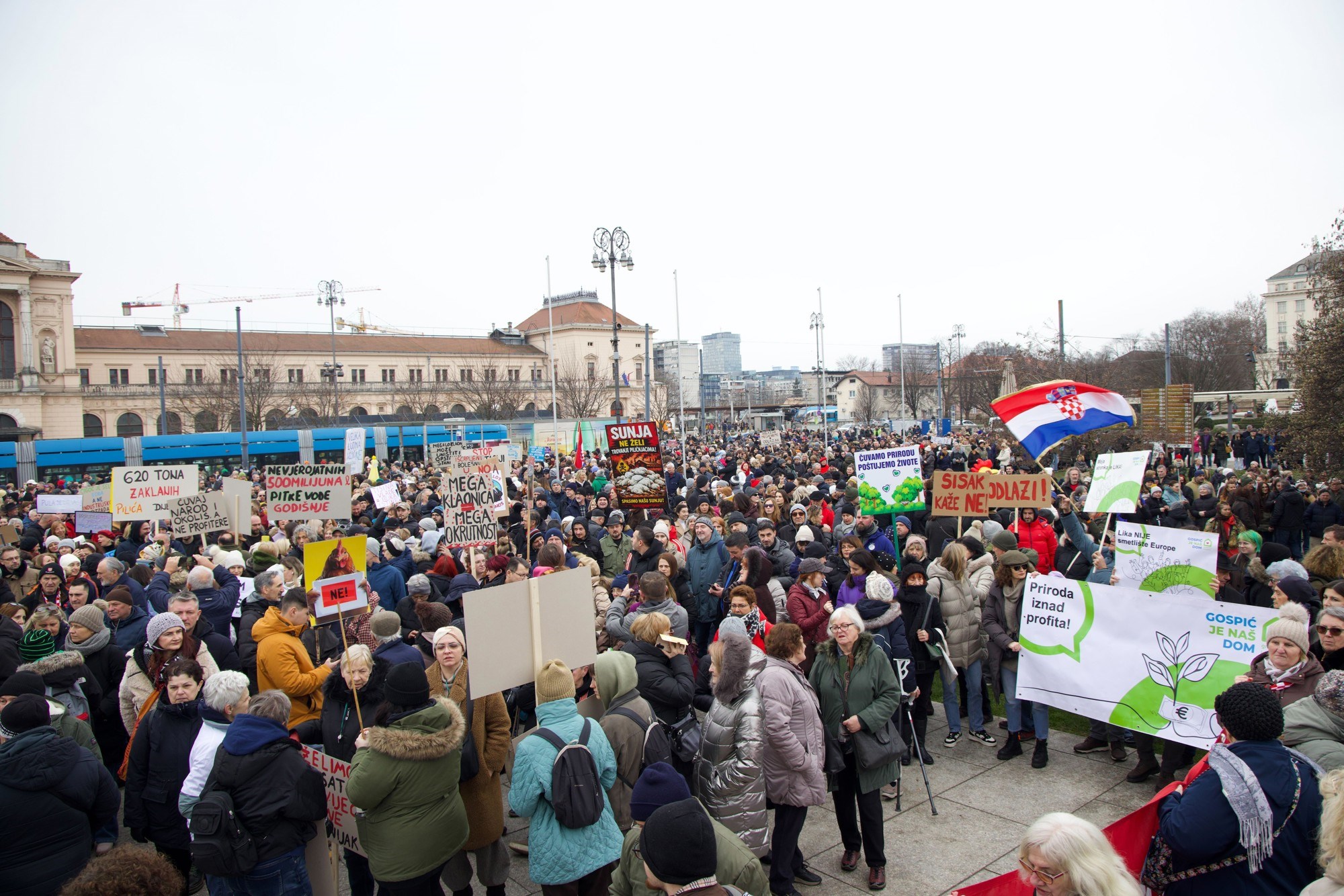 U Zagrebu prosvjed protiv sisačke farme pilića. "Ne pilićarskoj eko bombi"