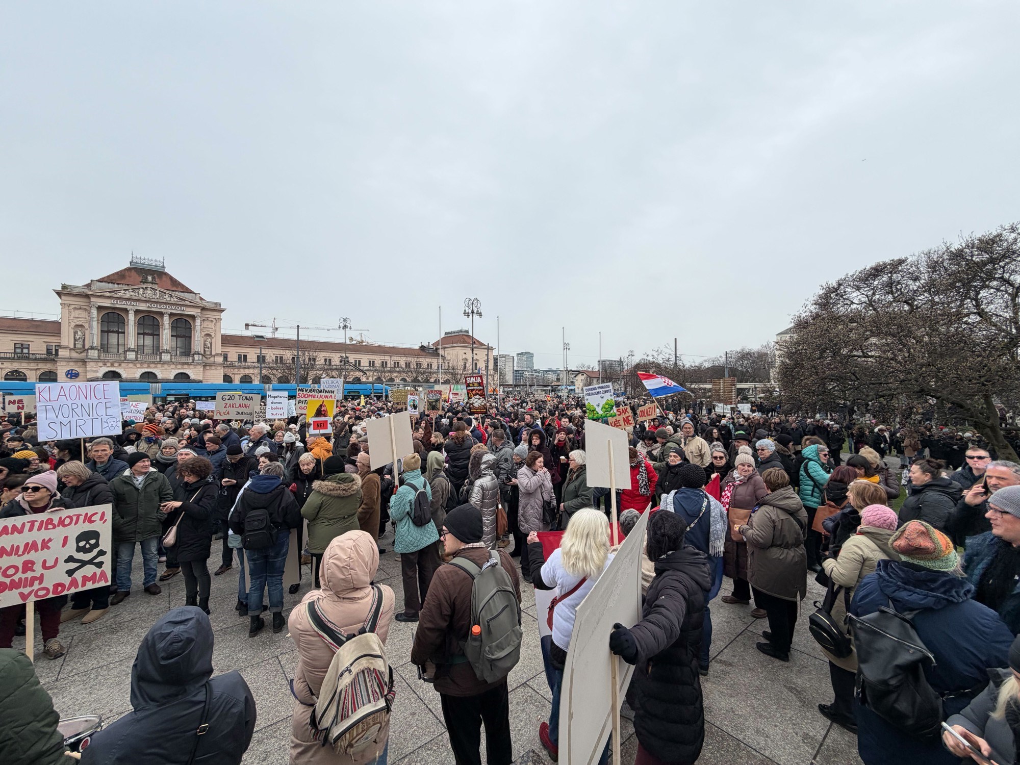 U Zagrebu prosvjed protiv sisačke farme pilića. "Ne pilićarskoj eko bombi"