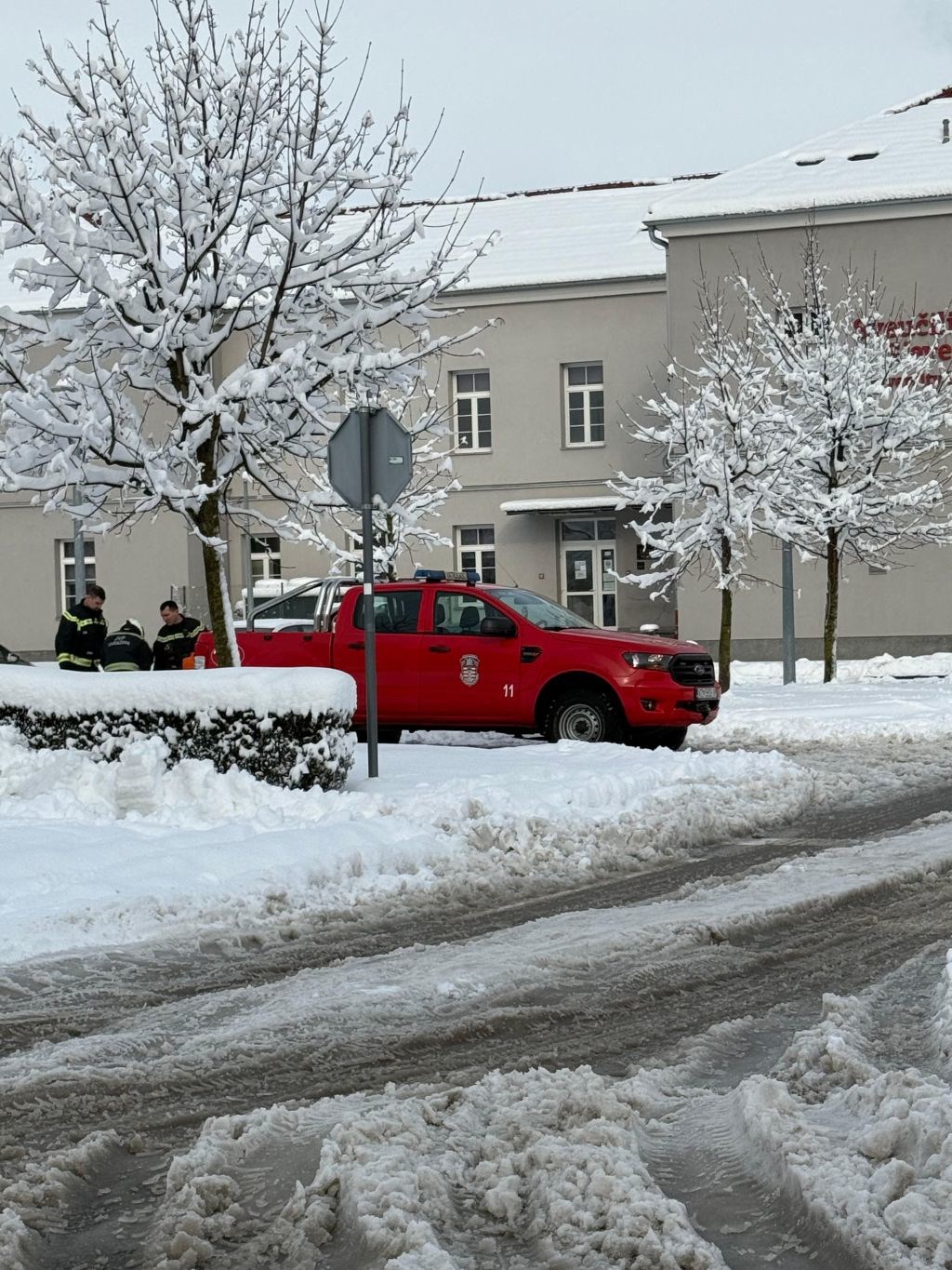 U Varaždinu palo 25 cm snijega, padala su stabla. "Očistili smo 270 km cesta"