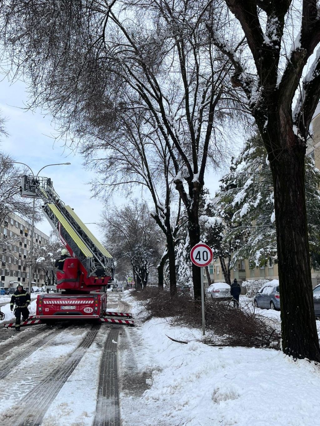 U Varaždinu palo 25 cm snijega, padala su stabla. "Očistili smo 270 km cesta"