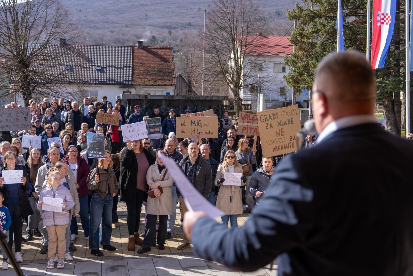 FOTO Održan prosvjed protiv migrantskog centra u Željavi
